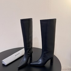 Balenciaga 尖头长靴 可谓是近期最爱了 皮质跟五金的适配度拉满 超修脚的小尖头版型 鞋面五金扣件进行装饰 硬 Balenciaga 尖头长靴 可谓是近期最爱了 皮质跟五金的适配度拉满 超修脚的小尖头版型 鞋面五金扣件进行装饰 硬