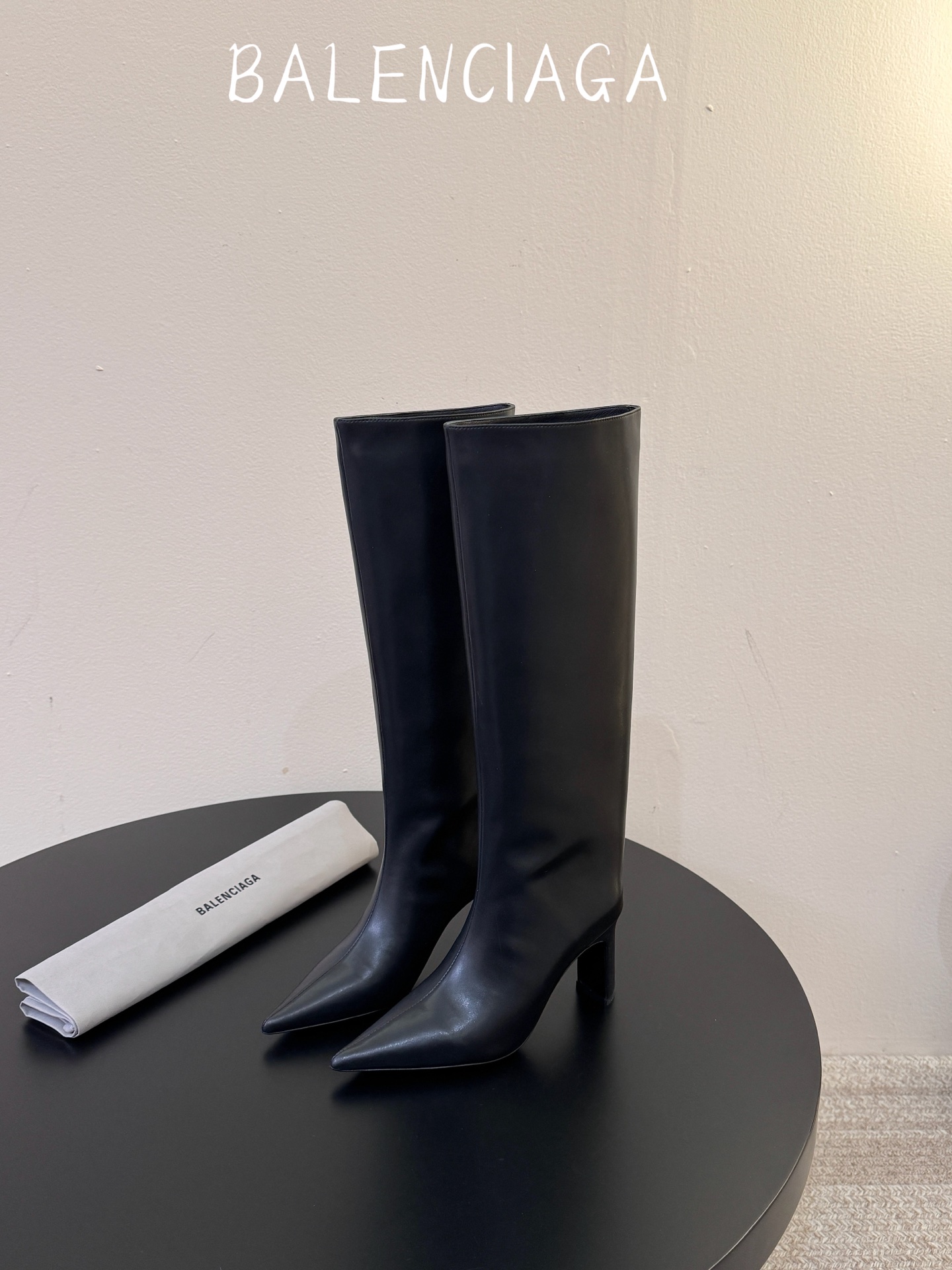 Balenciaga 尖头长靴 可谓是近期最爱了 皮质跟五金的适配度拉满 超修脚的小尖头版型 鞋面五金扣件进行装饰 硬 Balenciaga 尖头长靴 可谓是近期最爱了 皮质跟五金的适配度拉满 超修脚的小尖头版型 鞋面五金扣件进行装饰 硬