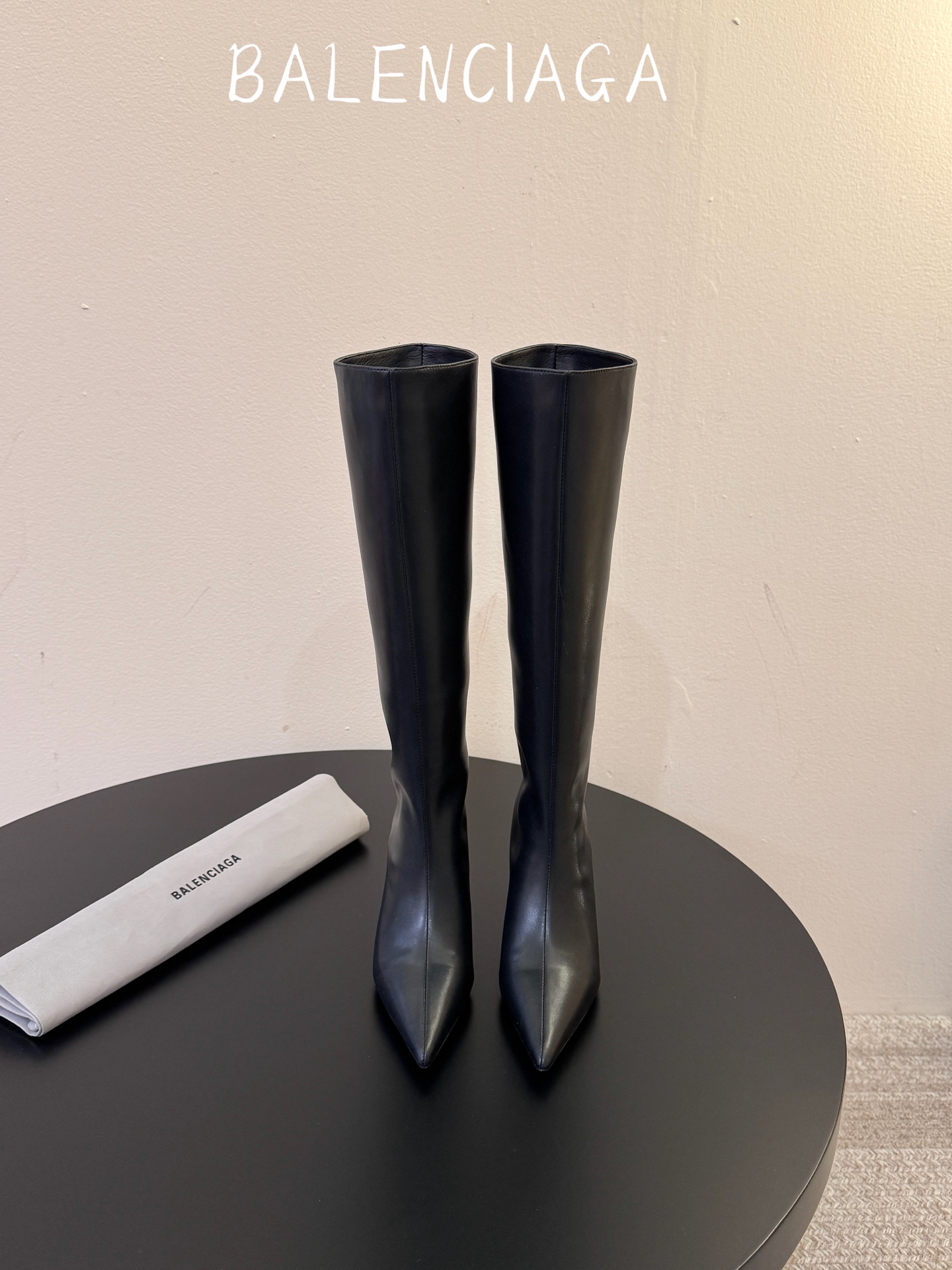 Balenciaga 尖头长靴 可谓是近期最爱了 皮质跟五金的适配度拉满 超修脚的小尖头版型 鞋面五金扣件进行装饰 硬 Balenciaga 尖头长靴 可谓是近期最爱了 皮质跟五金的适配度拉满 超修脚的小尖头版型 鞋面五金扣件进行装饰 硬