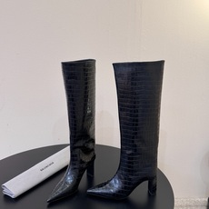 Balenciaga 尖头长靴 可谓是近期最爱了 皮质跟五金的适配度拉满 超修脚的小尖头版型 鞋面五金扣件进行装饰 硬 Balenciaga 尖头长靴 可谓是近期最爱了 皮质跟五金的适配度拉满 超修脚的小尖头版型 鞋面五金扣件进行装饰 硬