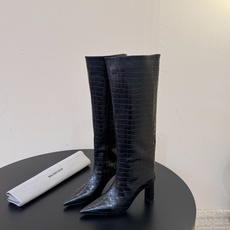 Balenciaga 尖头长靴 可谓是近期最爱了 皮质跟五金的适配度拉满 超修脚的小尖头版型 鞋面五金扣件进行装饰 硬 Balenciaga 尖头长靴 可谓是近期最爱了 皮质跟五金的适配度拉满 超修脚的小尖头版型 鞋面五金扣件进行装饰 硬