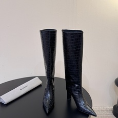 Balenciaga 尖头长靴 可谓是近期最爱了 皮质跟五金的适配度拉满 超修脚的小尖头版型 鞋面五金扣件进行装饰 硬 Balenciaga 尖头长靴 可谓是近期最爱了 皮质跟五金的适配度拉满 超修脚的小尖头版型 鞋面五金扣件进行装饰 硬