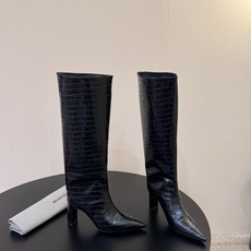 Balenciaga 尖头长靴 可谓是近期最爱了 皮质跟五金的适配度拉满 超修脚的小尖头版型 鞋面五金扣件进行装饰 硬 Balenciaga 尖头长靴 可谓是近期最爱了 皮质跟五金的适配度拉满 超修脚的小尖头版型 鞋面五金扣件进行装饰 硬