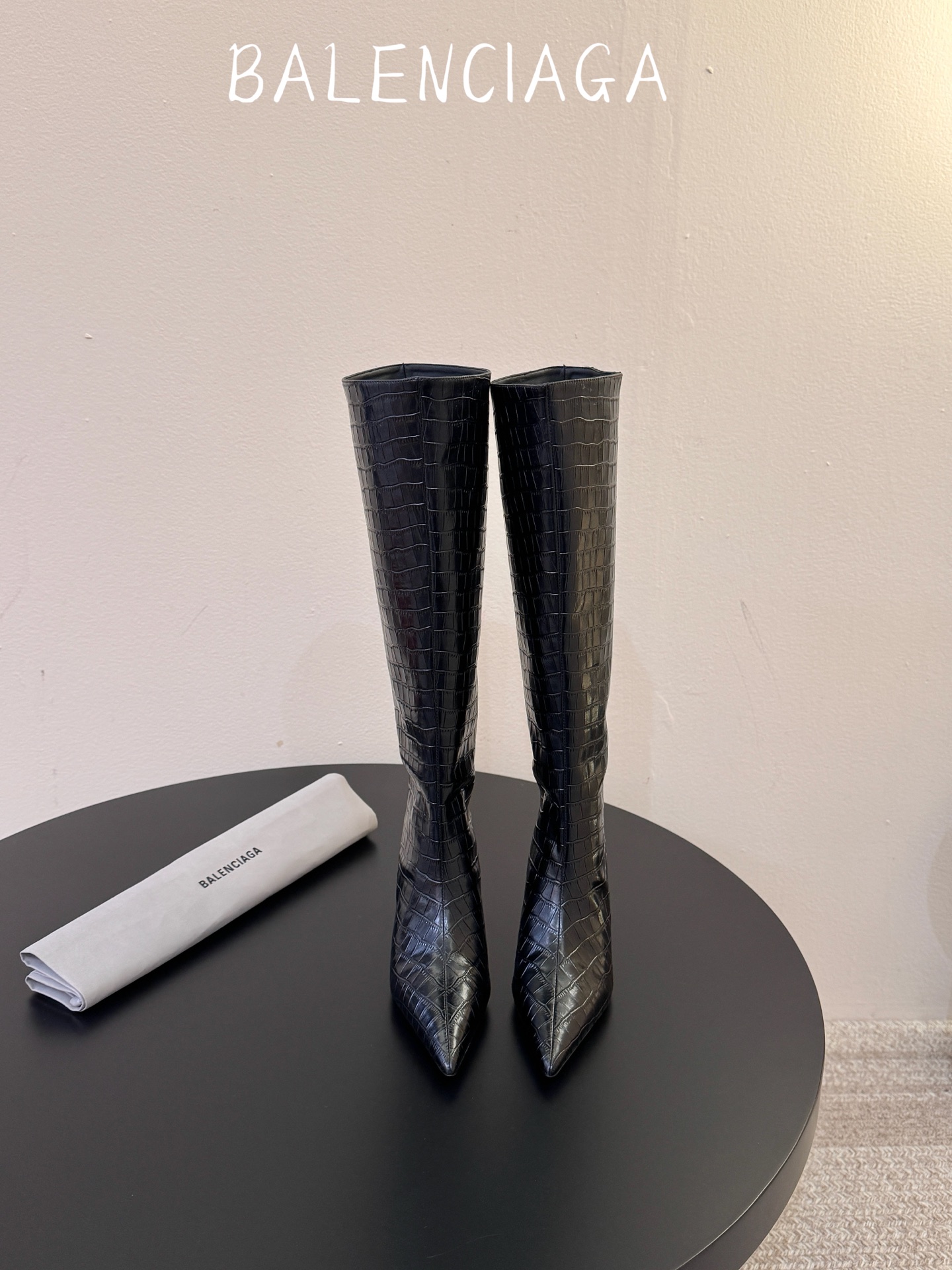 Balenciaga 尖头长靴 可谓是近期最爱了 皮质跟五金的适配度拉满 超修脚的小尖头版型 鞋面五金扣件进行装饰 硬 Balenciaga 尖头长靴 可谓是近期最爱了 皮质跟五金的适配度拉满 超修脚的小尖头版型 鞋面五金扣件进行装饰 硬