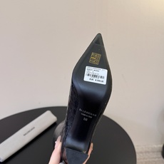 Balenciaga 尖头长靴 可谓是近期最爱了 皮质跟五金的适配度拉满 超修脚的小尖头版型 鞋面五金扣件进行装饰 硬 Balenciaga 尖头长靴 可谓是近期最爱了 皮质跟五金的适配度拉满 超修脚的小尖头版型 鞋面五金扣件进行装饰 硬