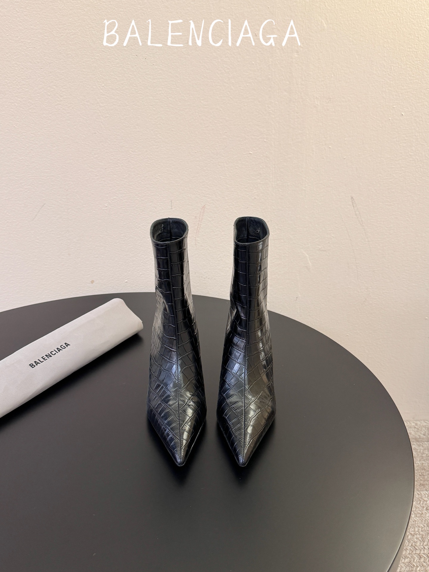Balenciaga  尖头短靴 可谓是近期最爱了 皮质跟五金的适配度拉满 超修脚的小尖头版型 鞋面五金扣件进行装饰 硬