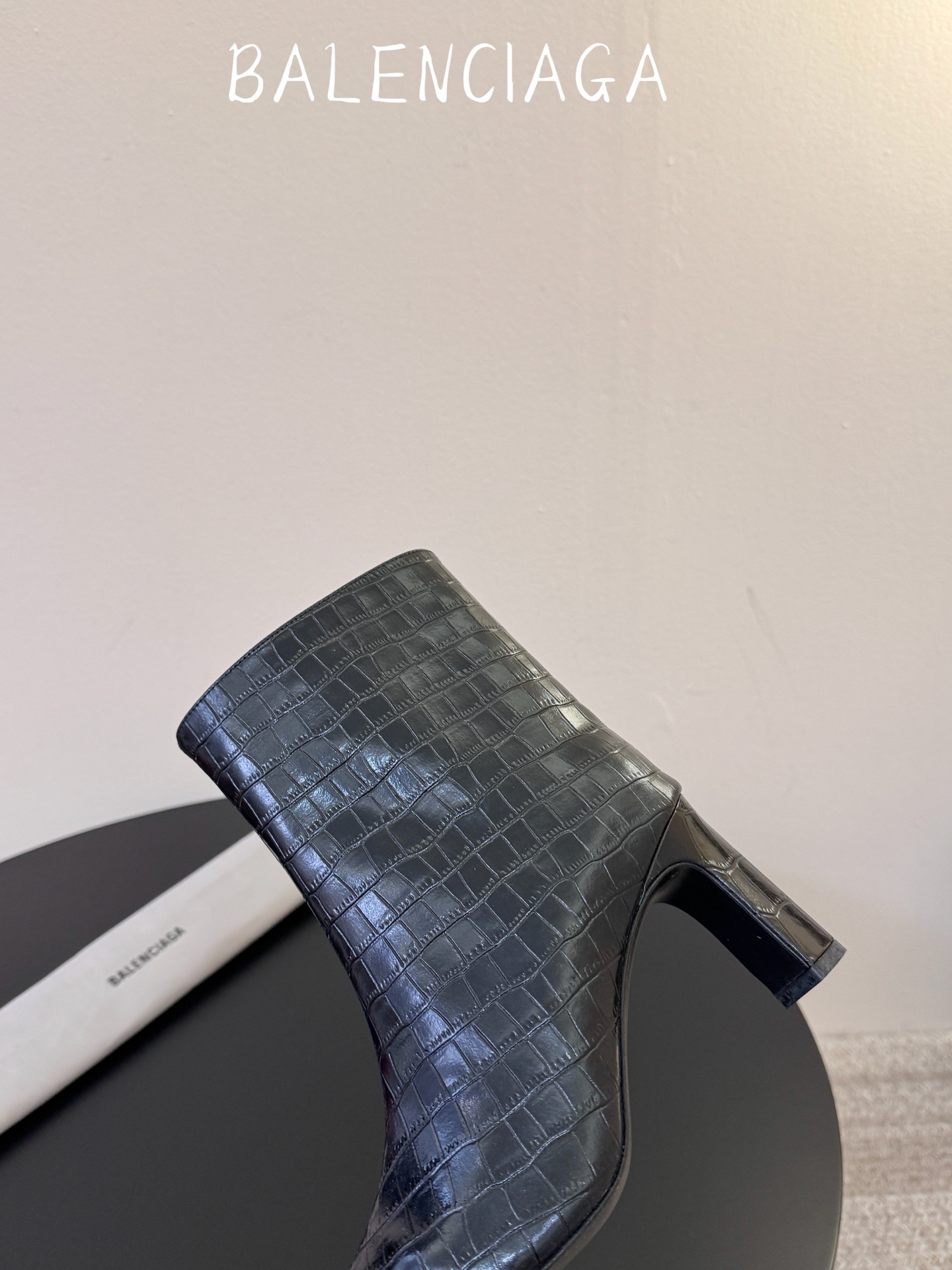 Balenciaga 尖头短靴 可谓是近期最爱了 皮质跟五金的适配度拉满 超修脚的小尖头版型 鞋面五金扣件进行装饰 硬 Balenciaga 尖头短靴 可谓是近期最爱了 皮质跟五金的适配度拉满 超修脚的小尖头版型 鞋面五金扣件进行装饰 硬