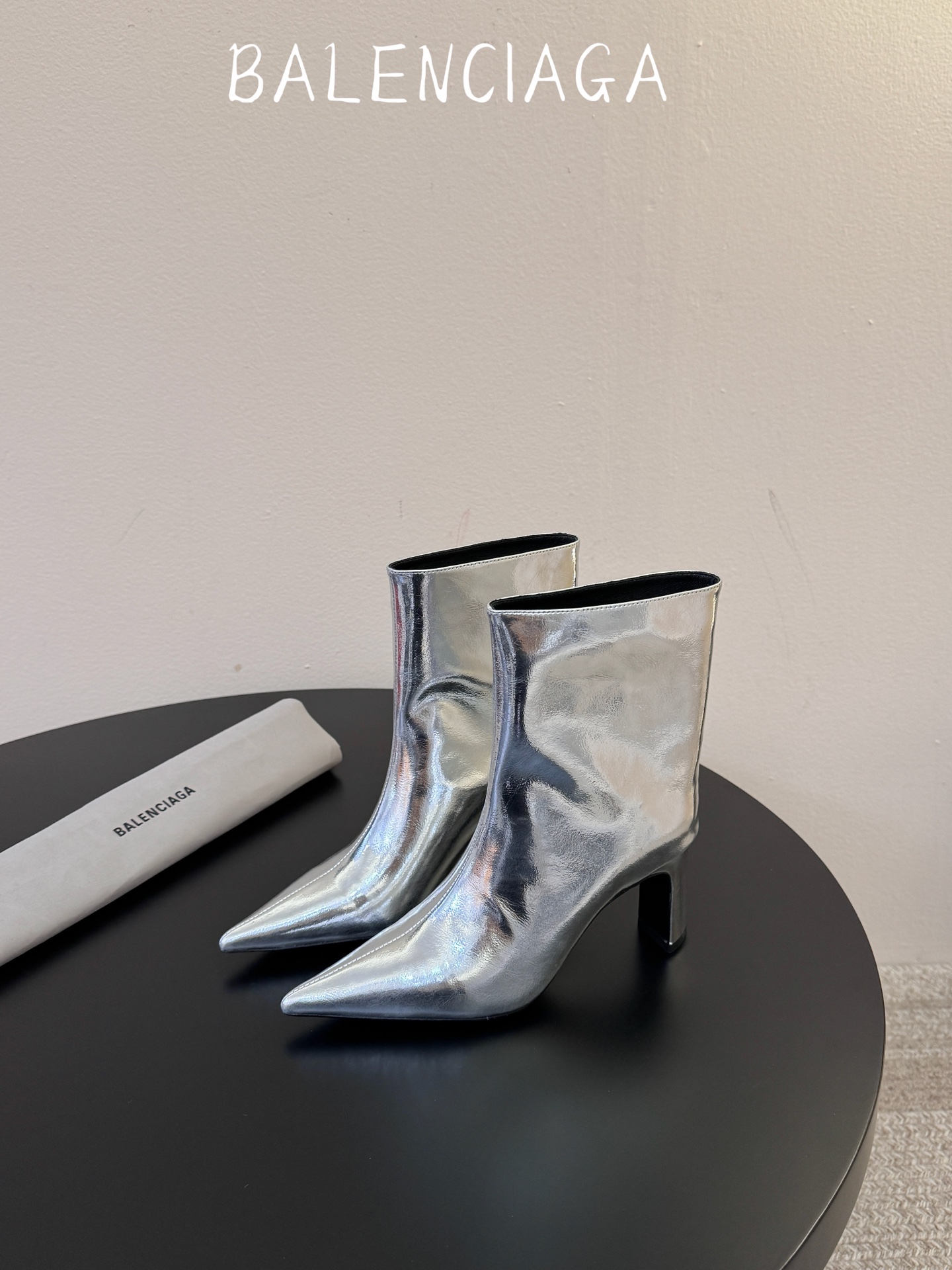 Balenciaga 尖头短靴 可谓是近期最爱了 皮质跟五金的适配度拉满 超修脚的小尖头版型 鞋面五金扣件进行装饰 硬 Balenciaga 尖头短靴 可谓是近期最爱了 皮质跟五金的适配度拉满 超修脚的小尖头版型 鞋面五金扣件进行装饰 硬
