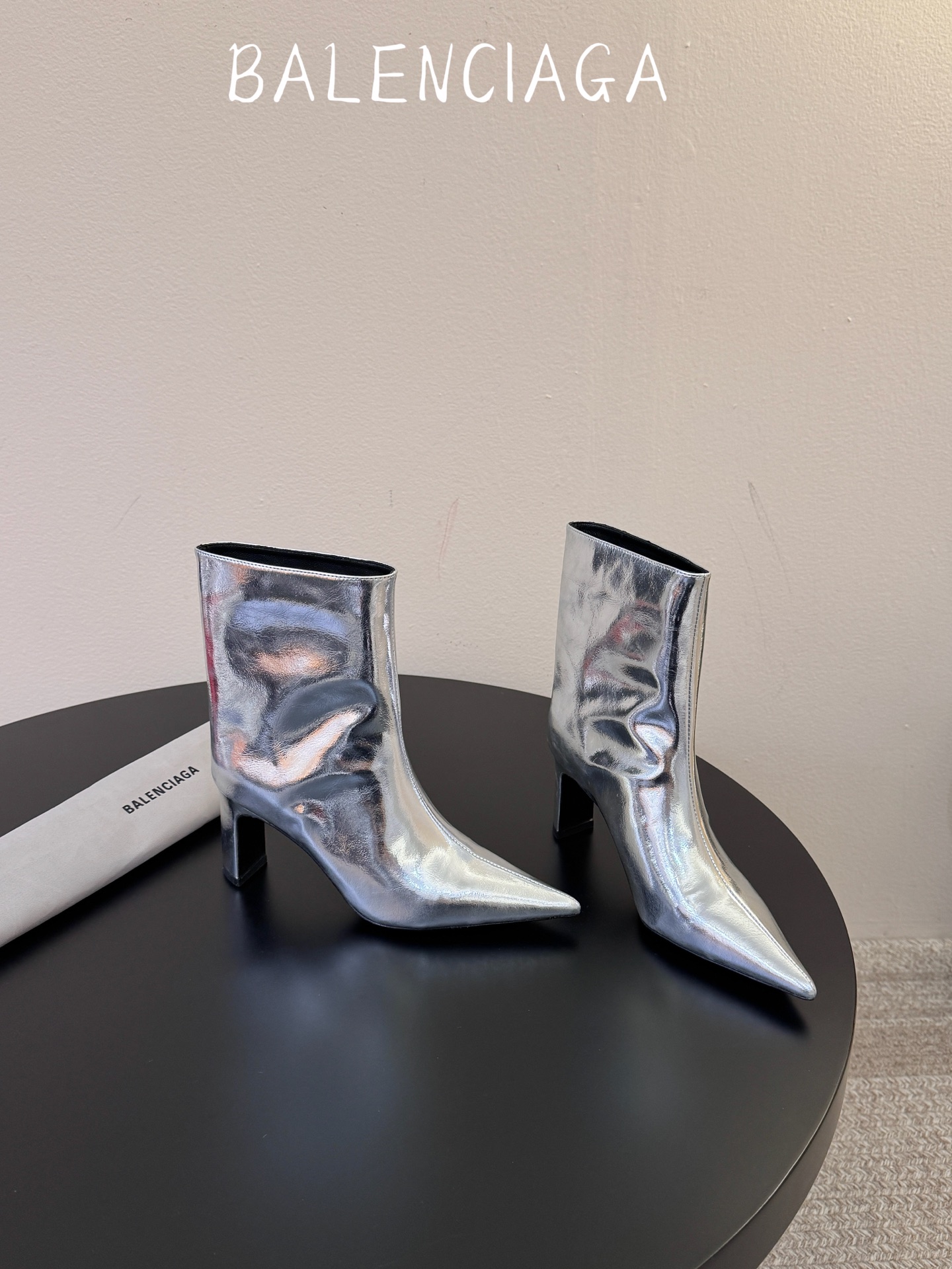 Balenciaga 尖头短靴 可谓是近期最爱了 皮质跟五金的适配度拉满 超修脚的小尖头版型 鞋面五金扣件进行装饰 硬 Balenciaga 尖头短靴 可谓是近期最爱了 皮质跟五金的适配度拉满 超修脚的小尖头版型 鞋面五金扣件进行装饰 硬