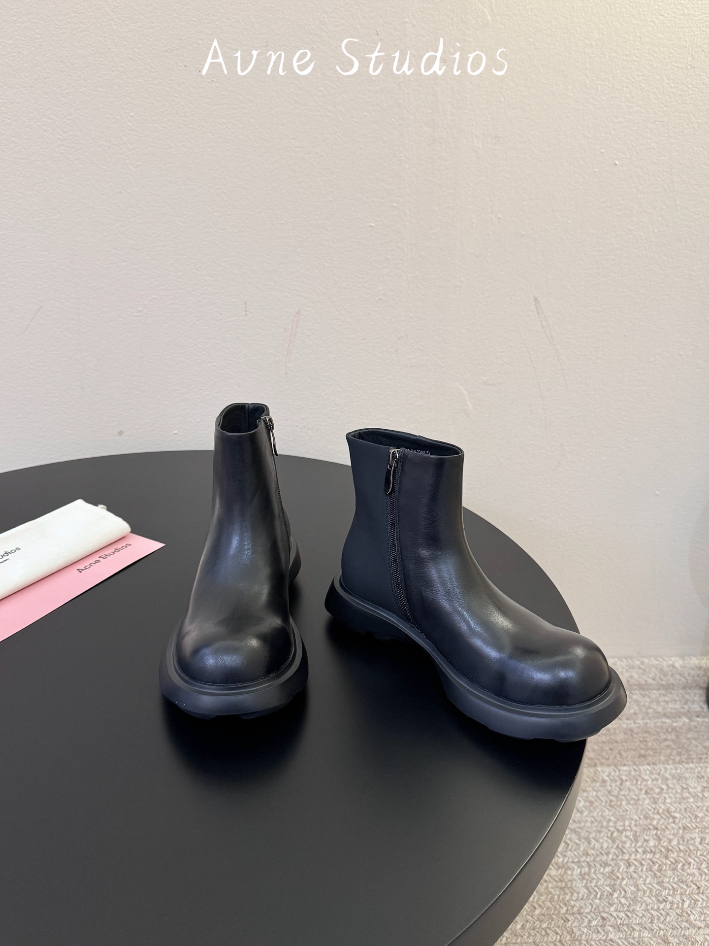 Acne Studio✨秋冬本命厚底马丁靴｜甜酷氛围感拉满 被这双大头马丁靴狠狠戳中审美💫圆润大头鞋型可爱又复古，软乎乎