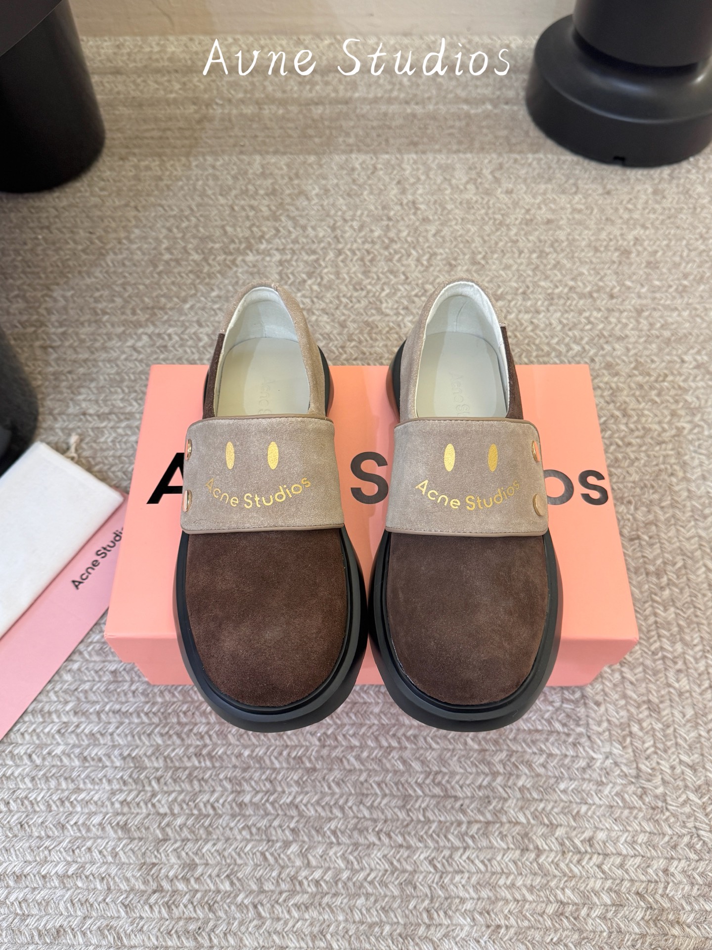 Acne Studio*26ss新款笑脸德训鞋 自带松弛复古文艺氛围感的翻盖德训，圆润流畅的复古鞋型，鞋身线条柔和随性，