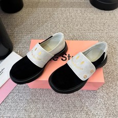 Acne Studio*26ss新款笑脸德训鞋 自带松弛复古文艺氛围感的翻盖德训,圆润流畅的复古鞋型,鞋身线条柔和随性, Acne Studio*26ss新款笑脸德训鞋 自带松弛复古文艺氛围感的翻盖德训,圆润流畅的复古鞋型,鞋身线条柔和随性,