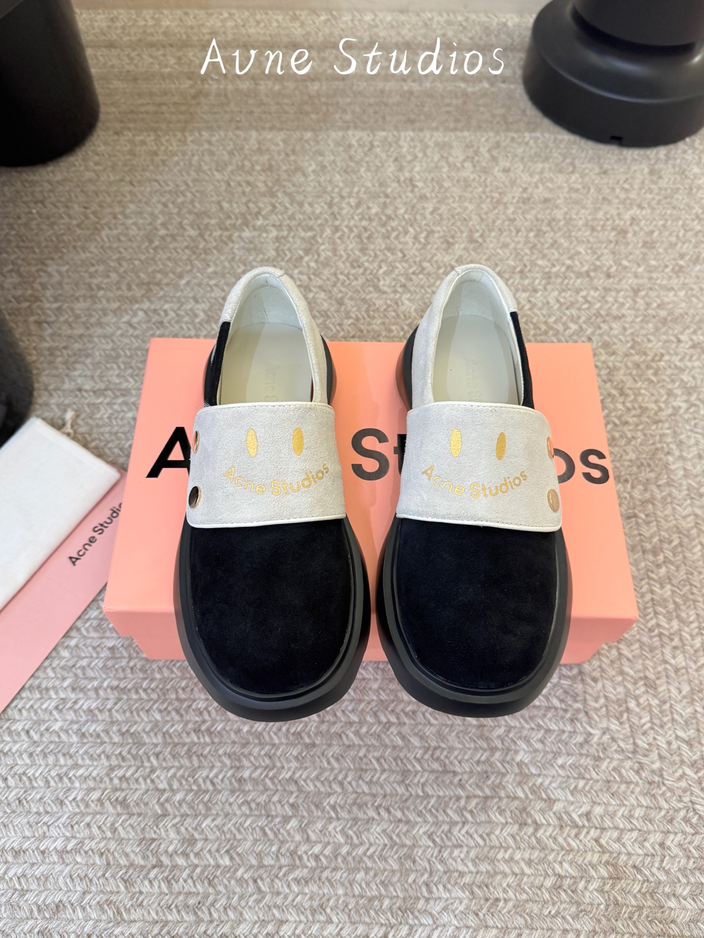 Acne Studio*26ss新款笑脸德训鞋 自带松弛复古文艺氛围感的翻盖德训，圆润流畅的复古鞋型，鞋身线条柔和随性，