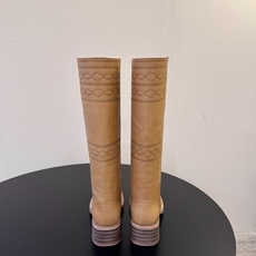 顶级 Miu Miu fw26 new arrival~压花高筒骑士靴西部复古感拉满的秋冬神靴,面质感柔和,光泽低调有层 顶级 Miu Miu fw26 new arrival~压花高筒骑士靴西部复古感拉满的秋冬神靴,面质感柔和,光泽低调有层