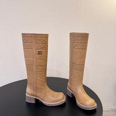 顶级 Miu Miu fw26 new arrival~压花高筒骑士靴西部复古感拉满的秋冬神靴,面质感柔和,光泽低调有层 顶级 Miu Miu fw26 new arrival~压花高筒骑士靴西部复古感拉满的秋冬神靴,面质感柔和,光泽低调有层