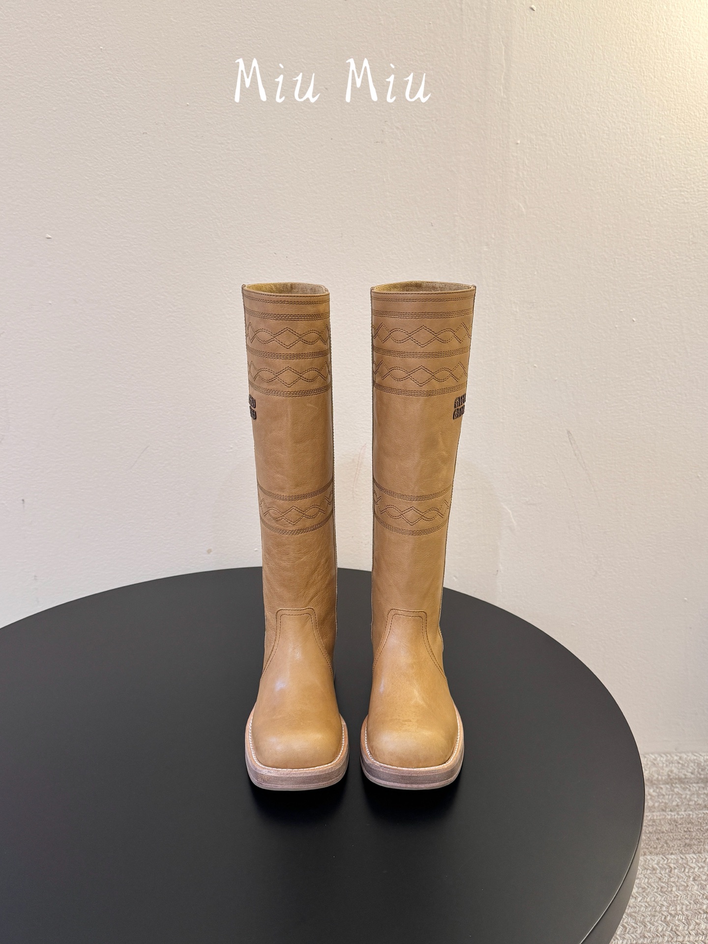 顶级 Miu Miu fw26 new arrival～压花高筒骑士靴西部复古感拉满的秋冬神靴，面质感柔和，光泽低调有层