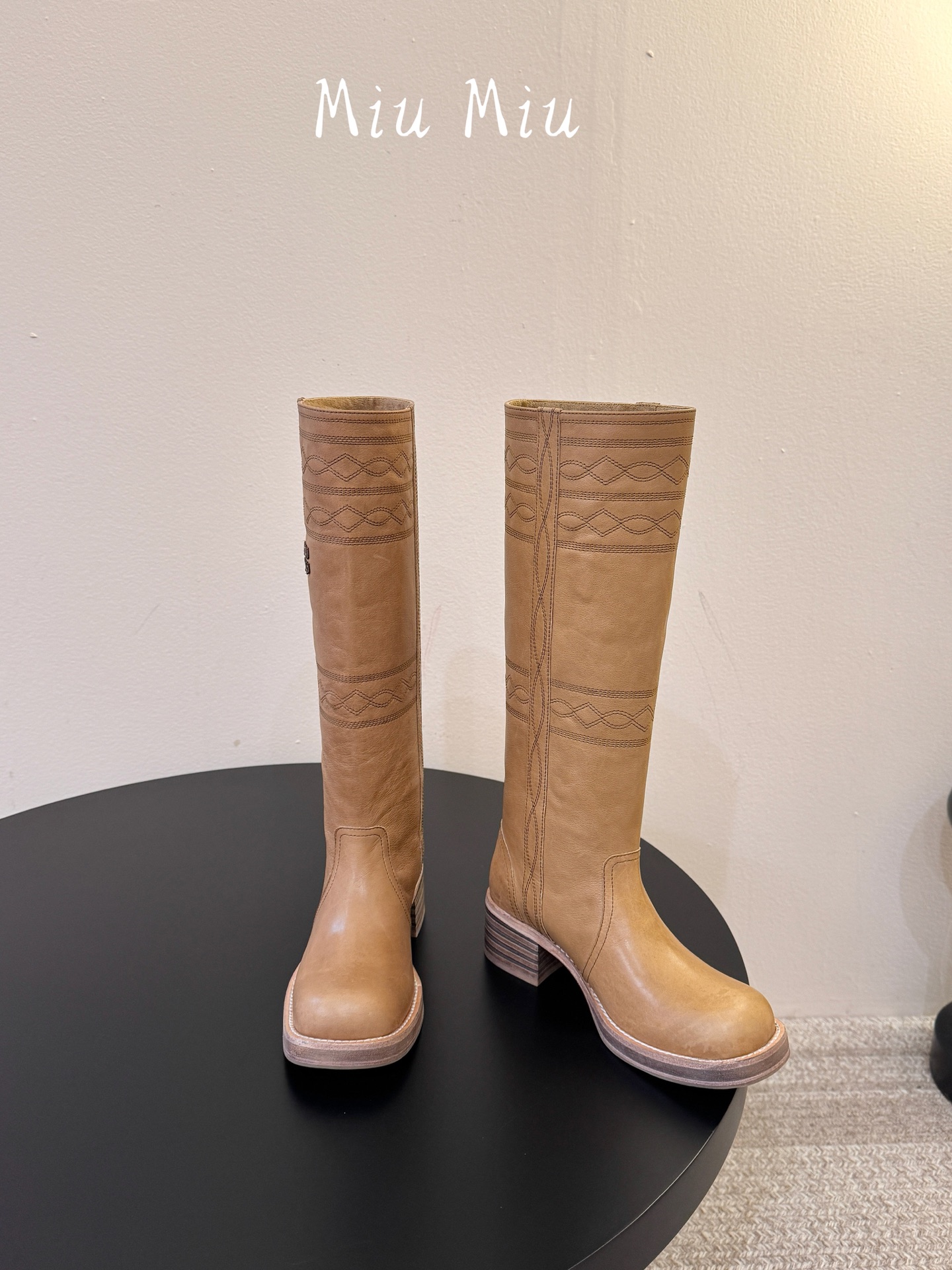 顶级 Miu Miu fw26 new arrival~压花高筒骑士靴西部复古感拉满的秋冬神靴,面质感柔和,光泽低调有层 顶级 Miu Miu fw26 new arrival~压花高筒骑士靴西部复古感拉满的秋冬神靴,面质感柔和,光泽低调有层
