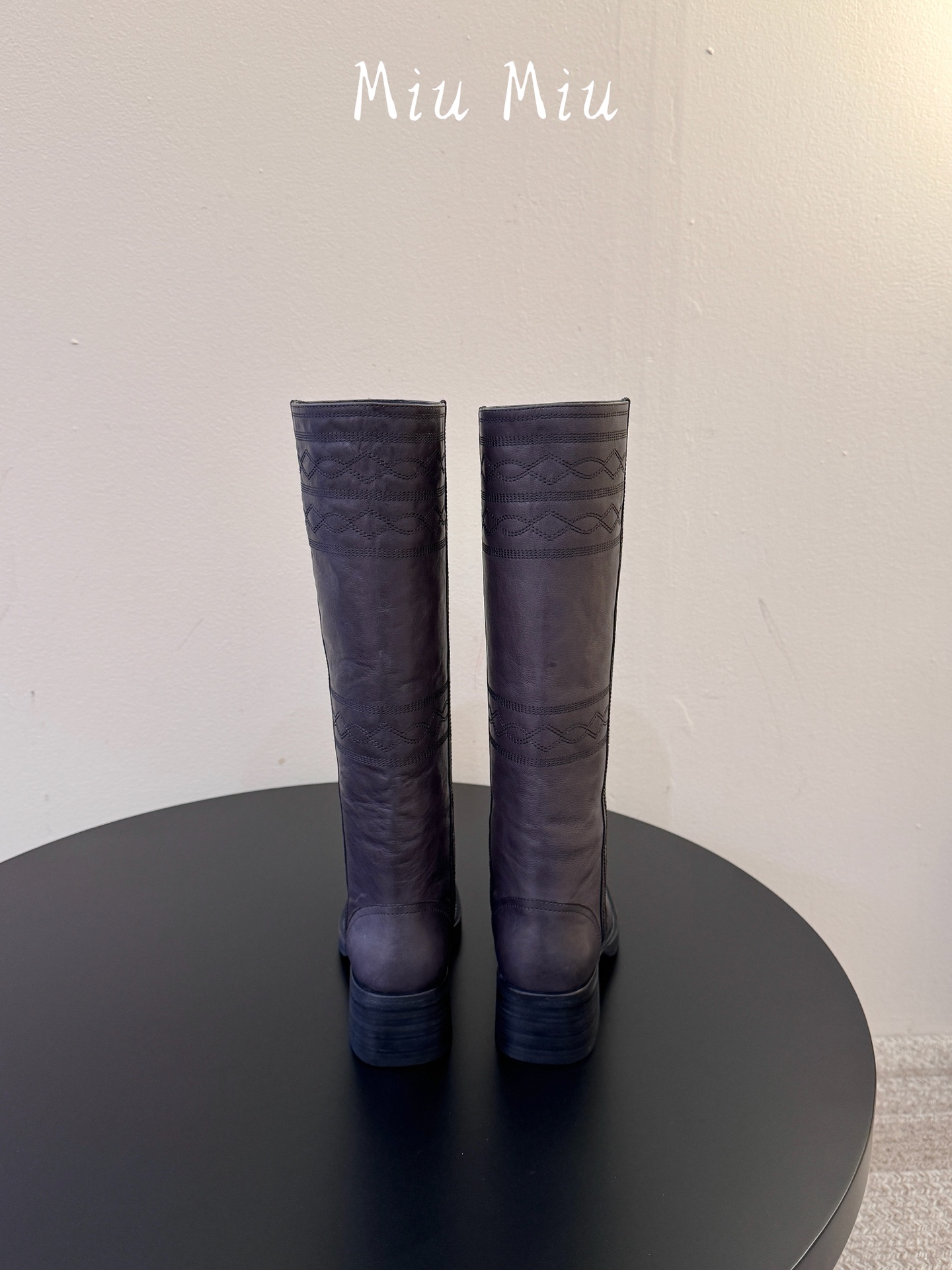 顶级 Miu Miu fw26 new arrival~压花高筒骑士靴西部复古感拉满的秋冬神靴,面质感柔和,光泽低调有层 顶级 Miu Miu fw26 new arrival~压花高筒骑士靴西部复古感拉满的秋冬神靴,面质感柔和,光泽低调有层