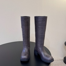 顶级 Miu Miu fw26 new arrival~压花高筒骑士靴西部复古感拉满的秋冬神靴,面质感柔和,光泽低调有层 顶级 Miu Miu fw26 new arrival~压花高筒骑士靴西部复古感拉满的秋冬神靴,面质感柔和,光泽低调有层