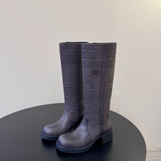 顶级 Miu Miu fw26 new arrival~压花高筒骑士靴西部复古感拉满的秋冬神靴,面质感柔和,光泽低调有层 顶级 Miu Miu fw26 new arrival~压花高筒骑士靴西部复古感拉满的秋冬神靴,面质感柔和,光泽低调有层