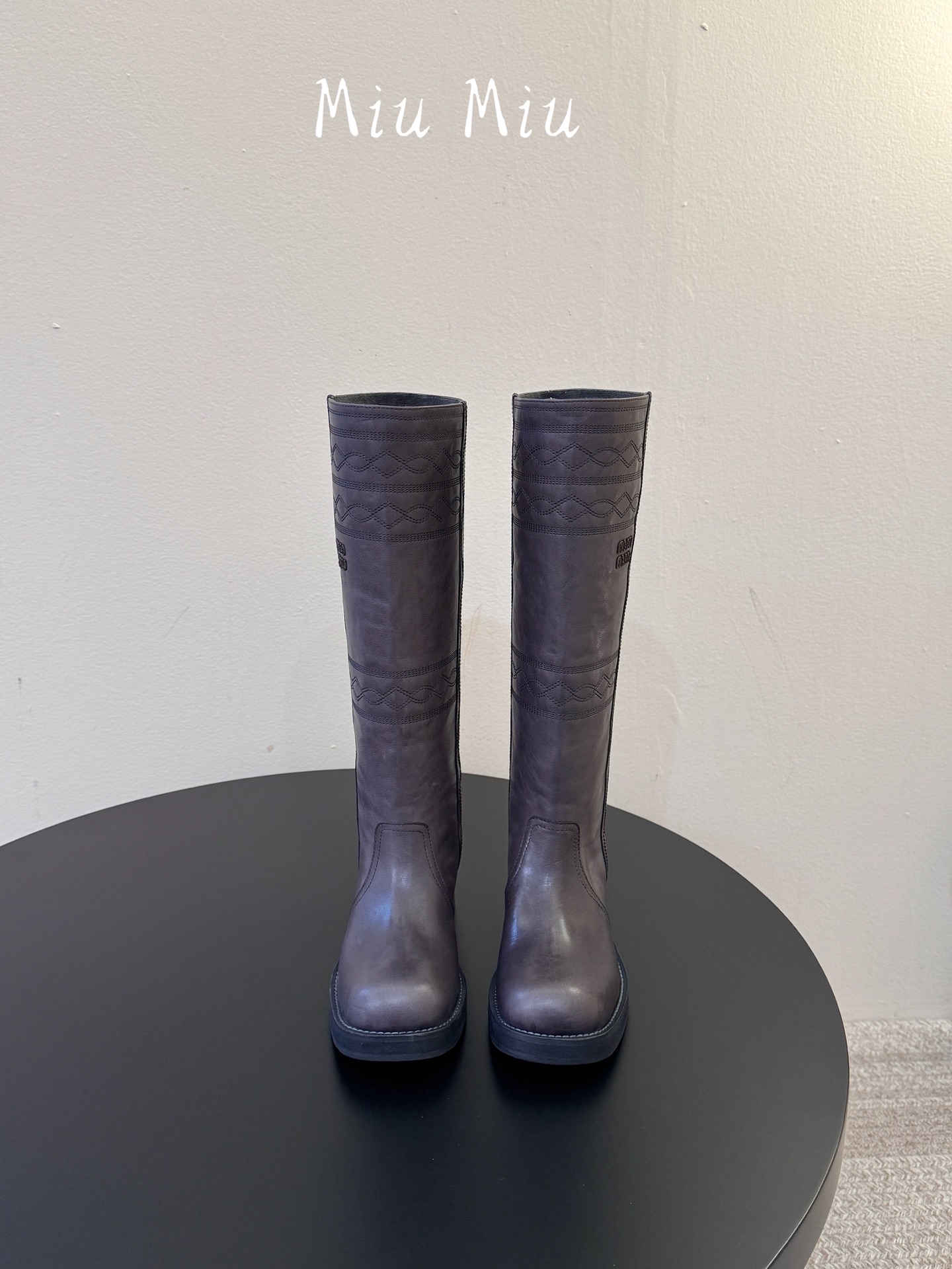顶级 Miu Miu fw26 new arrival～压花高筒骑士靴西部复古感拉满的秋冬神靴，面质感柔和，光泽低调有层