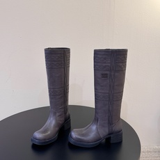 顶级 Miu Miu fw26 new arrival~压花高筒骑士靴西部复古感拉满的秋冬神靴,面质感柔和,光泽低调有层 顶级 Miu Miu fw26 new arrival~压花高筒骑士靴西部复古感拉满的秋冬神靴,面质感柔和,光泽低调有层