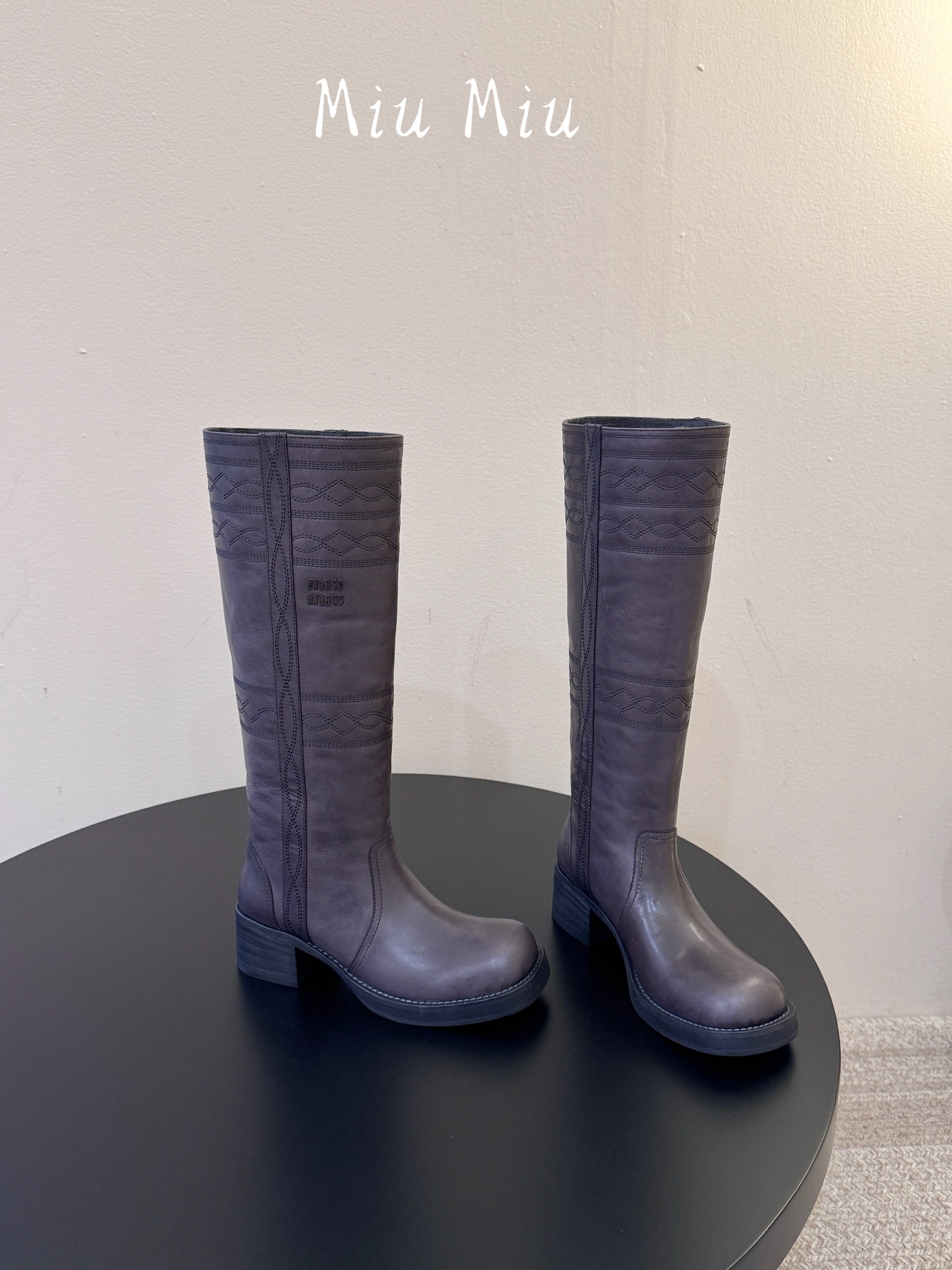 顶级 Miu Miu fw26 new arrival~压花高筒骑士靴西部复古感拉满的秋冬神靴,面质感柔和,光泽低调有层 顶级 Miu Miu fw26 new arrival~压花高筒骑士靴西部复古感拉满的秋冬神靴,面质感柔和,光泽低调有层