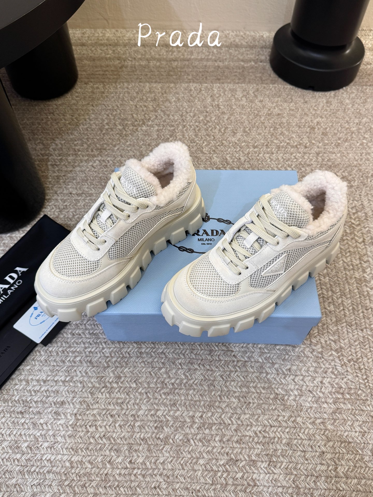 毛里 Prada 普拉达 26Fw秋季新款Monolith绒面皮革与网眼织物运动鞋超软松糕厚底系带网面休闲鞋 这款前卫新
