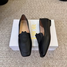 Dio* 春夏新款Dior方头平底乐福鞋 这款 My Dior 露跟高跟鞋是2025春夏成衣系列新品,精致优雅。采用牛皮 Dio* 春夏新款Dior方头平底乐福鞋 这款 My Dior 露跟高跟鞋是2025春夏成衣系列新品,精致优雅。采用牛皮