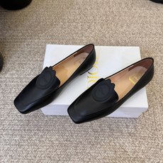 Dio* 春夏新款Dior方头平底乐福鞋 这款 My Dior 露跟高跟鞋是2025春夏成衣系列新品,精致优雅。采用牛皮 Dio* 春夏新款Dior方头平底乐福鞋 这款 My Dior 露跟高跟鞋是2025春夏成衣系列新品,精致优雅。采用牛皮