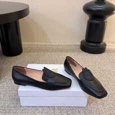 Dio* 春夏新款Dior方头平底乐福鞋 这款 My Dior 露跟高跟鞋是2025春夏成衣系列新品,精致优雅。采用牛皮 Dio* 春夏新款Dior方头平底乐福鞋 这款 My Dior 露跟高跟鞋是2025春夏成衣系列新品,精致优雅。采用牛皮