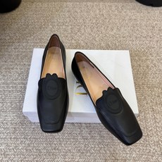 Dio* 春夏新款Dior方头平底乐福鞋 这款 My Dior 露跟高跟鞋是2025春夏成衣系列新品,精致优雅。采用牛皮 Dio* 春夏新款Dior方头平底乐福鞋 这款 My Dior 露跟高跟鞋是2025春夏成衣系列新品,精致优雅。采用牛皮