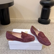 Dio* 春夏新款Dior方头平底乐福鞋 这款 My Dior 露跟高跟鞋是2025春夏成衣系列新品,精致优雅。采用牛皮 Dio* 春夏新款Dior方头平底乐福鞋 这款 My Dior 露跟高跟鞋是2025春夏成衣系列新品,精致优雅。采用牛皮