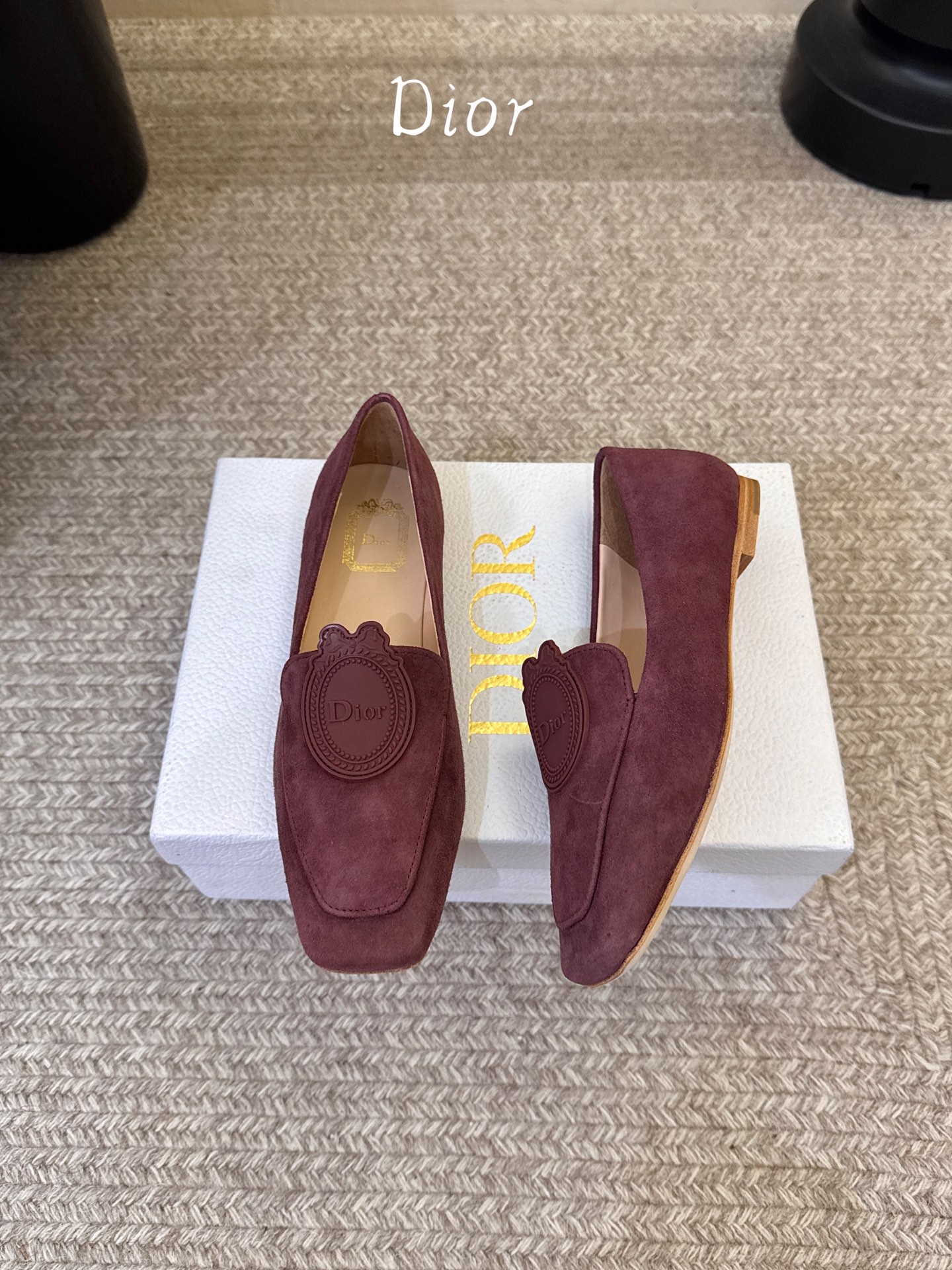 Dio* 春夏新款Dior方头平底乐福鞋 这款 My Dior 露跟高跟鞋是2025春夏成衣系列新品,精致优雅。采用牛皮 Dio* 春夏新款Dior方头平底乐福鞋 这款 My Dior 露跟高跟鞋是2025春夏成衣系列新品,精致优雅。采用牛皮