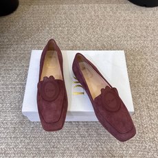 Dio* 春夏新款Dior方头平底乐福鞋 这款 My Dior 露跟高跟鞋是2025春夏成衣系列新品,精致优雅。采用牛皮 Dio* 春夏新款Dior方头平底乐福鞋 这款 My Dior 露跟高跟鞋是2025春夏成衣系列新品,精致优雅。采用牛皮