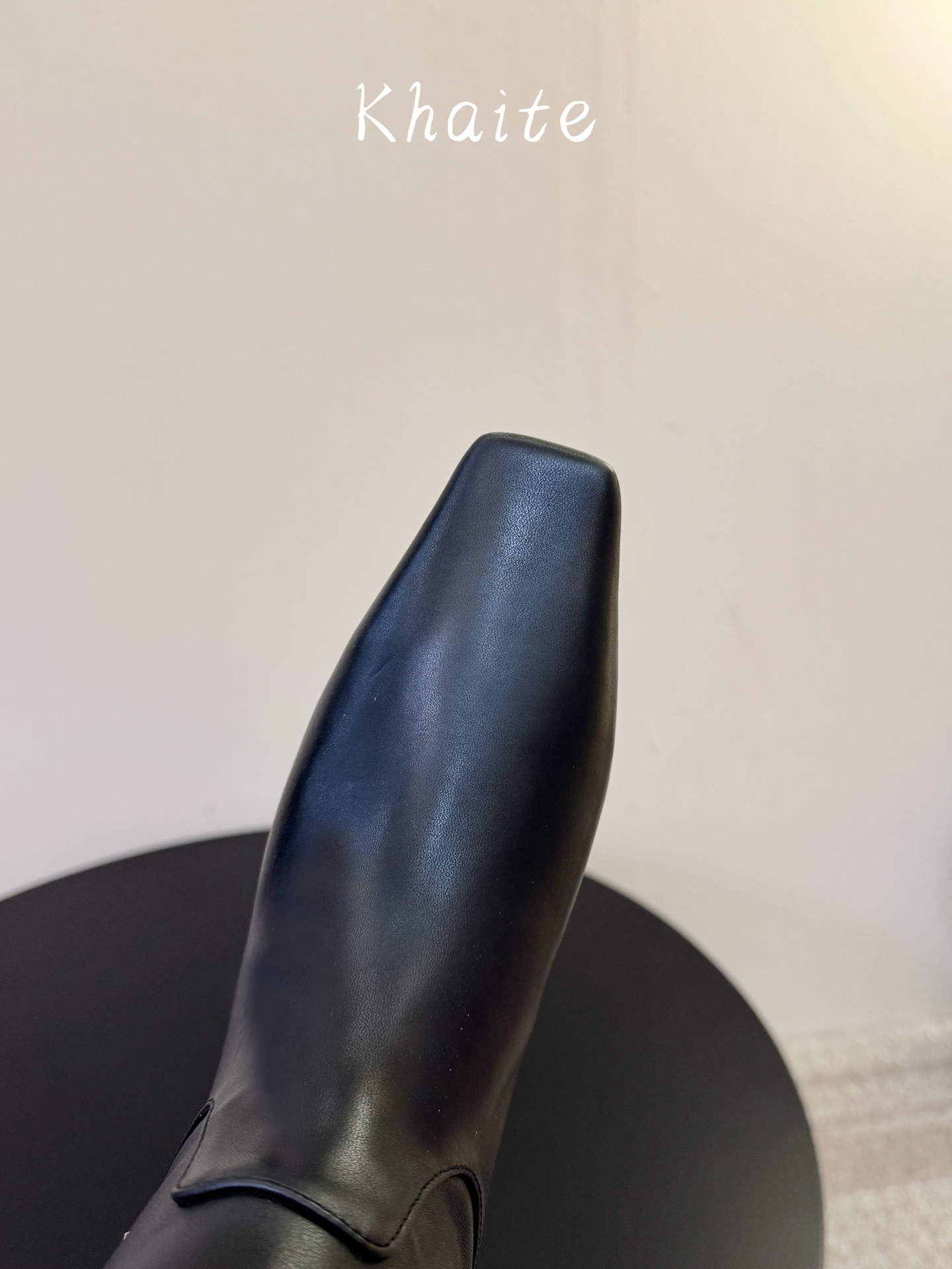 Khaite 2026秋冬新品 超显贵又显瘦的肯豆超模靴 这是一双不管从皮料 还是剪裁工艺上 都相当高定的一款超模靴 上