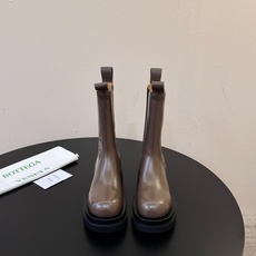 Bottega Veneta葆蝶家最新款厚底切尔西靴 超多明星网红种草 经典BV切尔西靴 圆润大头鞋型 自带极简高级调性 Bottega Veneta葆蝶家最新款厚底切尔西靴 超多明星网红种草 经典BV切尔西靴 圆润大头鞋型 自带极简高级调性