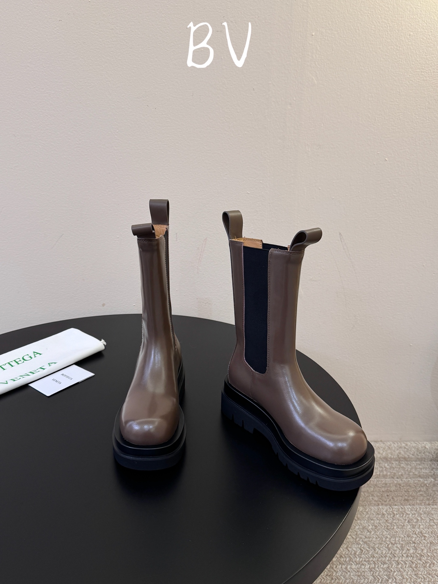 Bottega Veneta葆蝶家最新款厚底切尔西靴 超多明星网红种草 经典BV切尔西靴 圆润大头鞋型 自带极简高级调性