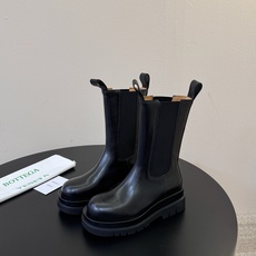 Bottega Veneta葆蝶家最新款厚底切尔西靴 超多明星网红种草 经典BV切尔西靴 圆润大头鞋型 自带极简高级调性 Bottega Veneta葆蝶家最新款厚底切尔西靴 超多明星网红种草 经典BV切尔西靴 圆润大头鞋型 自带极简高级调性