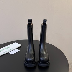 Bottega Veneta葆蝶家最新款厚底切尔西靴 超多明星网红种草 经典BV切尔西靴 圆润大头鞋型 自带极简高级调性 Bottega Veneta葆蝶家最新款厚底切尔西靴 超多明星网红种草 经典BV切尔西靴 圆润大头鞋型 自带极简高级调性