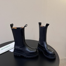 Bottega Veneta葆蝶家最新款厚底切尔西靴 超多明星网红种草 经典BV切尔西靴 圆润大头鞋型 自带极简高级调性 Bottega Veneta葆蝶家最新款厚底切尔西靴 超多明星网红种草 经典BV切尔西靴 圆润大头鞋型 自带极简高级调性