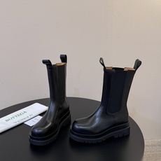 Bottega Veneta葆蝶家最新款厚底切尔西靴 超多明星网红种草 经典BV切尔西靴 圆润大头鞋型 自带极简高级调性 Bottega Veneta葆蝶家最新款厚底切尔西靴 超多明星网红种草 经典BV切尔西靴 圆润大头鞋型 自带极简高级调性