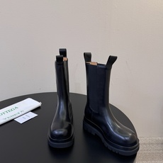Bottega Veneta葆蝶家最新款厚底切尔西靴 超多明星网红种草 经典BV切尔西靴 圆润大头鞋型 自带极简高级调性 Bottega Veneta葆蝶家最新款厚底切尔西靴 超多明星网红种草 经典BV切尔西靴 圆润大头鞋型 自带极简高级调性