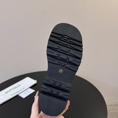 Bottega Veneta葆蝶家最新款厚底切尔西靴 超多明星网红种草 经典BV切尔西靴 圆润大头鞋型 自带极简高级调性 Bottega Veneta葆蝶家最新款厚底切尔西靴 超多明星网红种草 经典BV切尔西靴 圆润大头鞋型 自带极简高级调性