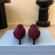Prad*26ss早秋新款尖头花朵饰款单鞋 弥漫复古贵气的优雅氛围,修长尖头修饰足部线条,鞋头立体花朵装饰作为点睛之笔, Prad*26ss早秋新款尖头花朵饰款单鞋 弥漫复古贵气的优雅氛围,修长尖头修饰足部线条,鞋头立体花朵装饰作为点睛之笔,