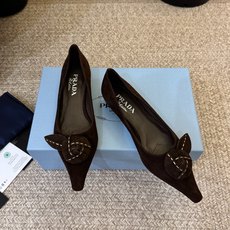 Prad*26ss早秋新款尖头花朵饰款单鞋 弥漫复古贵气的优雅氛围,修长尖头修饰足部线条,鞋头立体花朵装饰作为点睛之笔, Prad*26ss早秋新款尖头花朵饰款单鞋 弥漫复古贵气的优雅氛围,修长尖头修饰足部线条,鞋头立体花朵装饰作为点睛之笔,