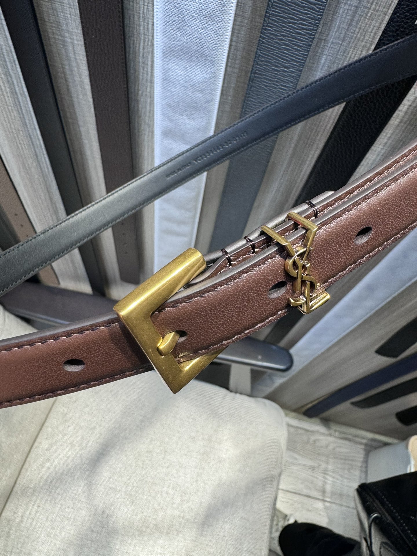 圣罗兰新款红檀色