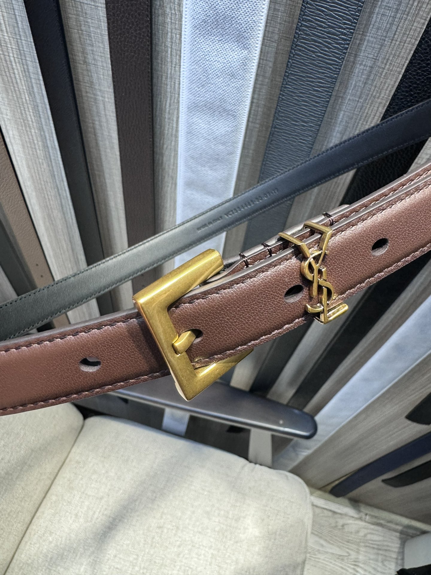 圣罗兰新款红檀色