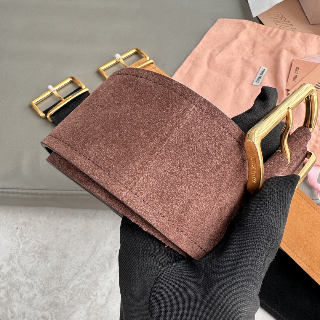 Miu Miu 宽 2.4cm · 代购级 谬谬 miumiu 24 金属搭扣 腰带环饰有激光雕刻徽标 这款皮革腰带设计简约而优雅