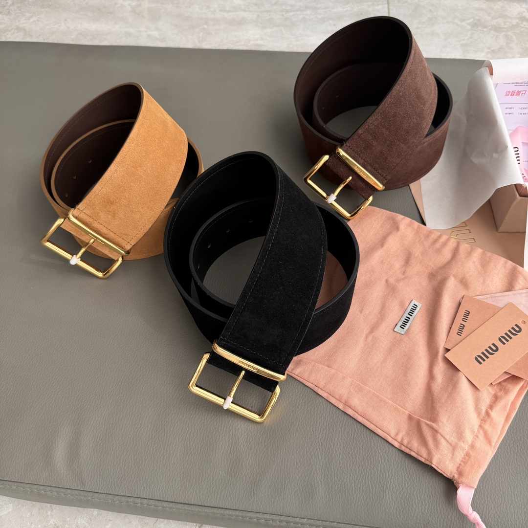 Miu Miu 宽 2.4cm · 代购级 谬谬 miumiu 24 金属搭扣 腰带环饰有激光雕刻徽标 这款皮革腰带设计简约而优雅